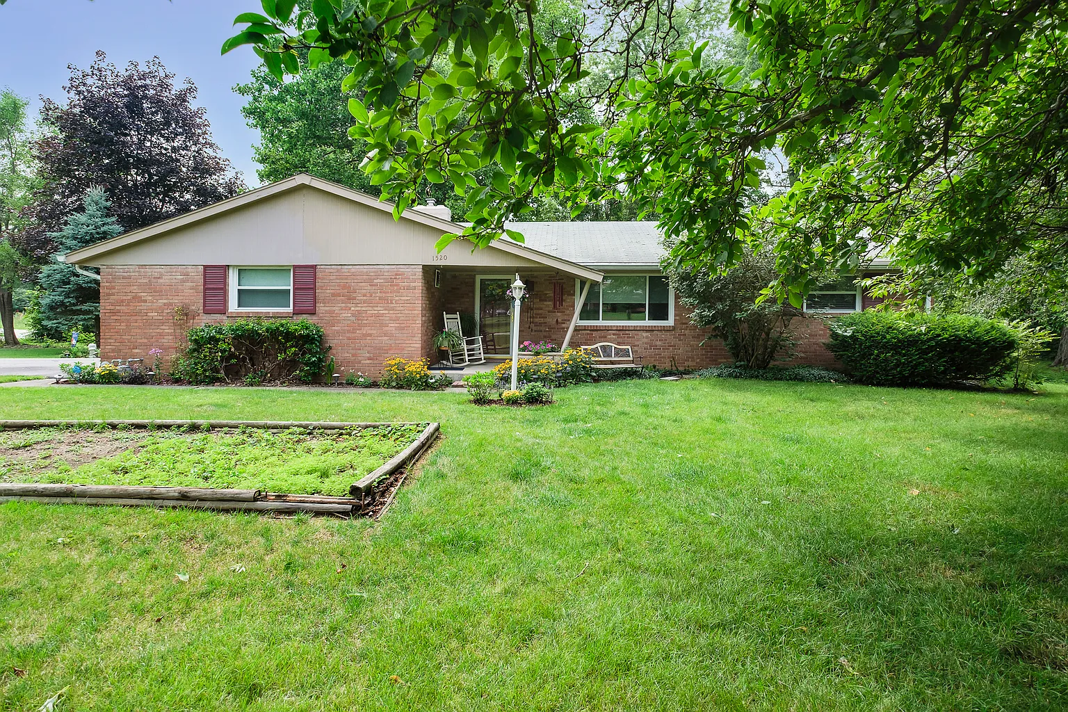 1520 Oakwood Trl photo 1