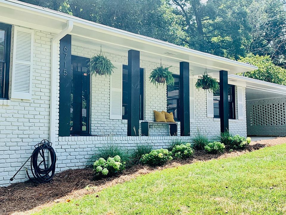 beautiful front view / car port