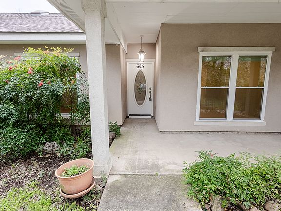 3rd image of 605 Burleson St