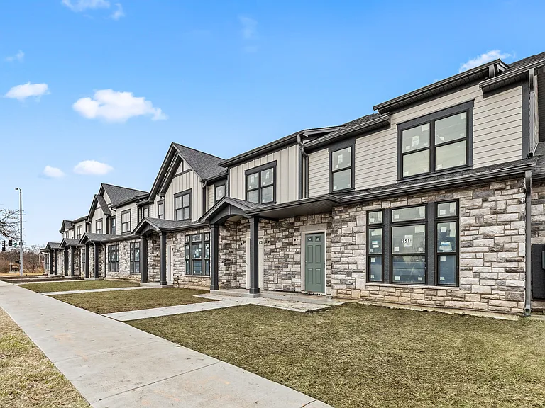 27W280 Bauer Rd — Photo 2