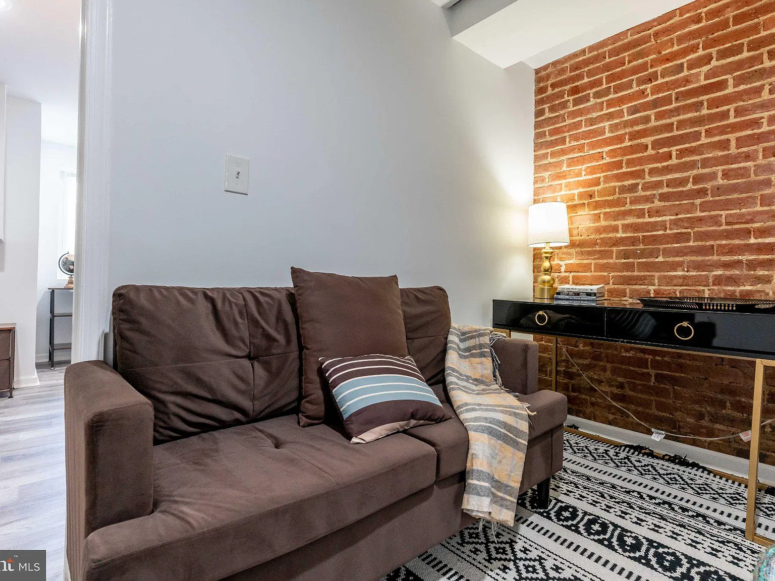 1 bed, 1.0 bath, 1325 sqft, $1,749 — Photo 3