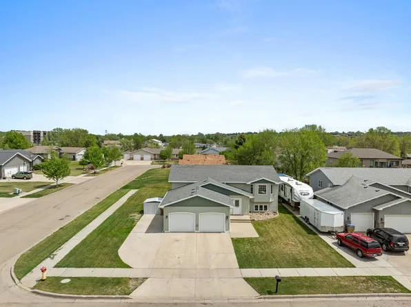 405 22nd St SW, Minot, ND 58701
