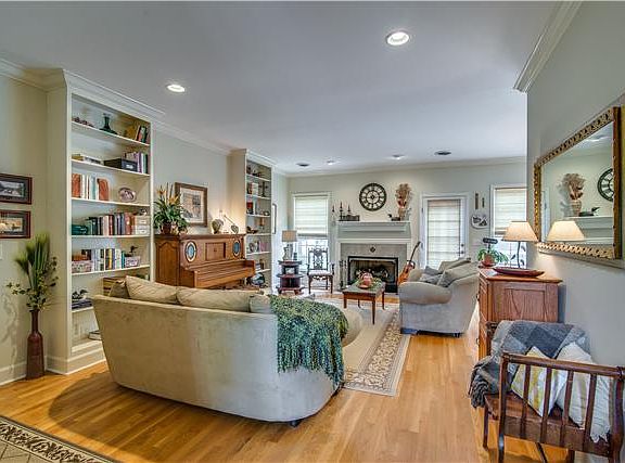 3rd image of 529 Oakley Dr