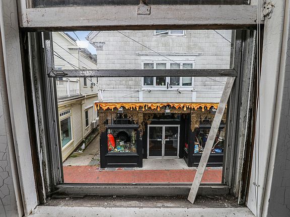 4th image of 289 Commercial St