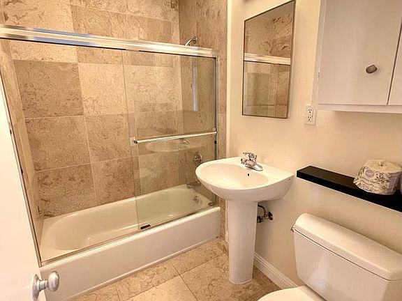 4th image of 875 Burnett Ave APT 2