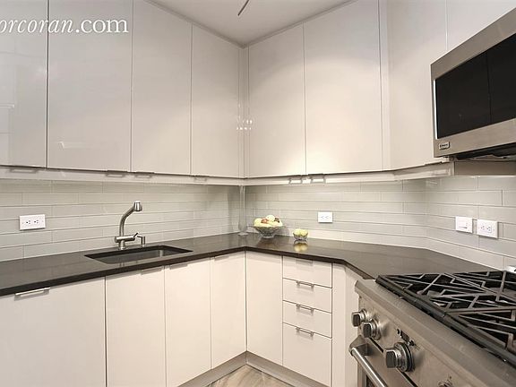 4th image of 200 E 61st St APT 16CD