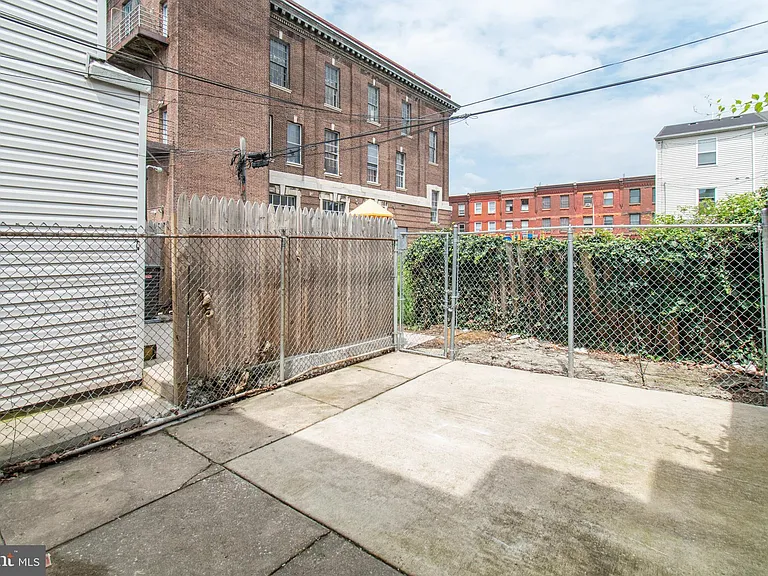 1635 Fontain St — Photo 30
