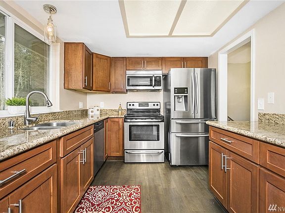 3rd image of 619 NE Silver Pine Dr