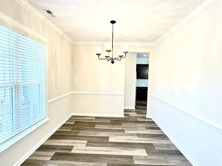 1135 Overlake Dr — Photo 2