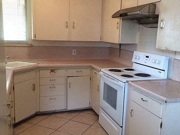 4th image of 16226 Forest Ave