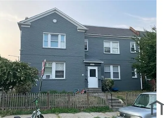 1600 E St NE #4
