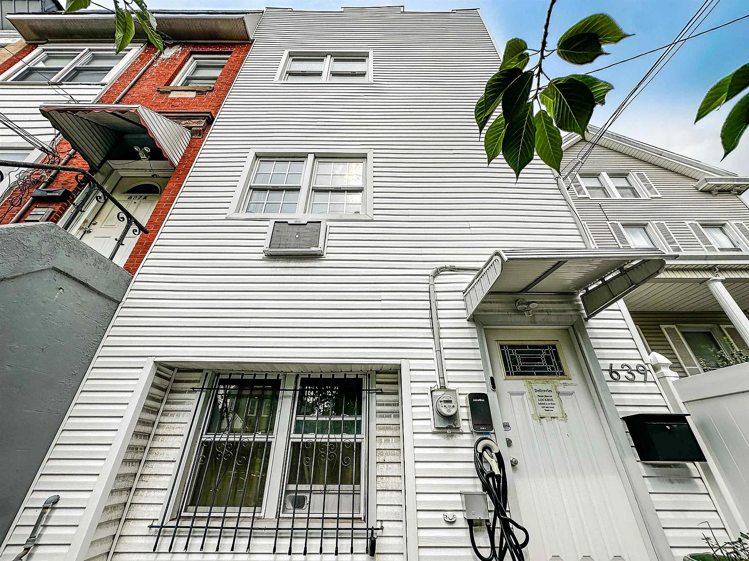 3 bed, 1.5 bath, $4,200 — Photo 1