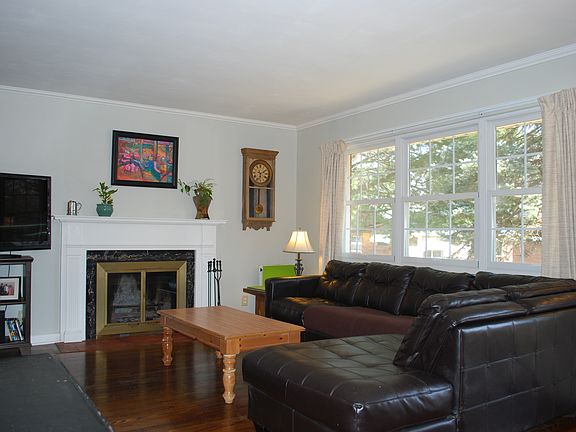 3rd image of 4801 Laurella Ave
