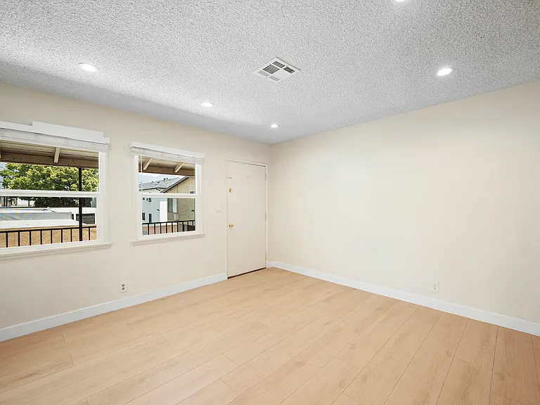 1009 W Angeleno Ave #202 — Photo 5