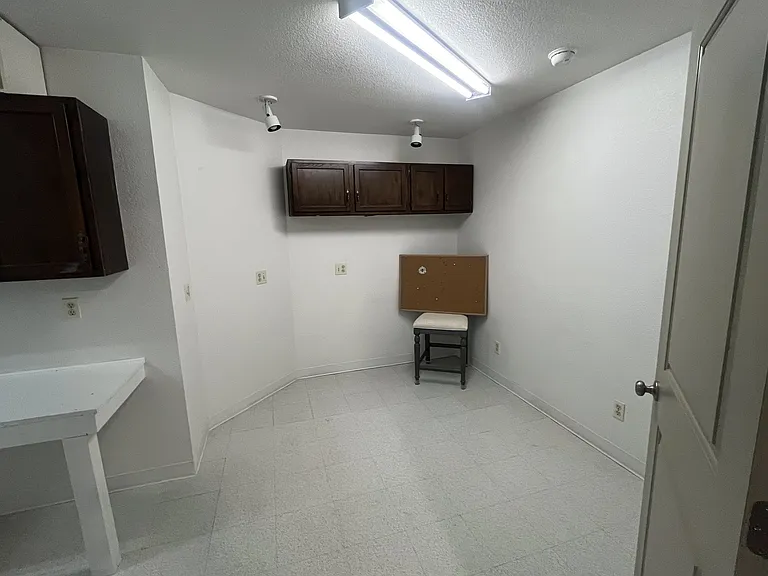317 Victoria St — Photo 32