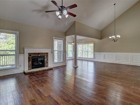 3rd image of 833 Chalet Hls