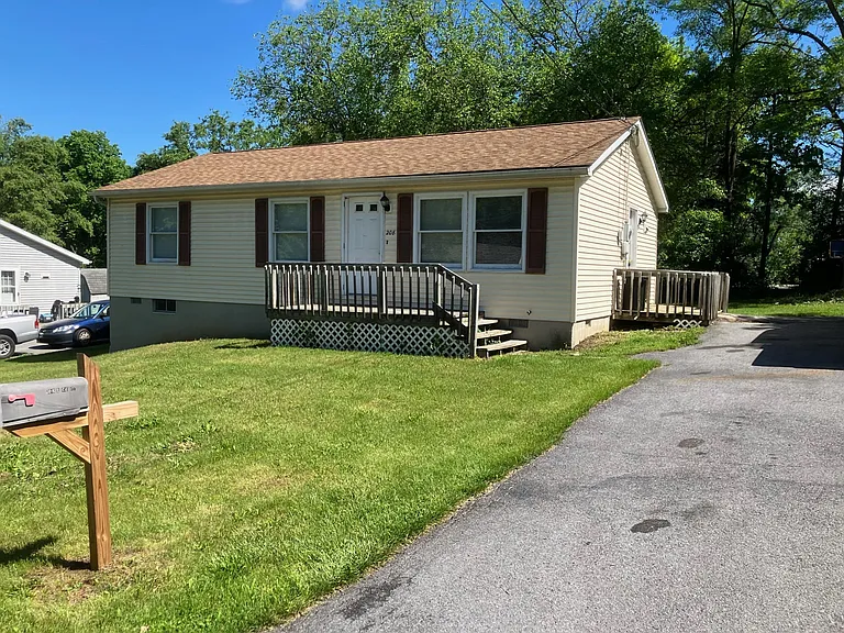 208 Rick St — Photo 1
