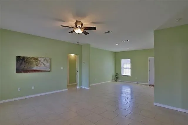 3 bed, 832 sqft, $2,400 — Photo 2
