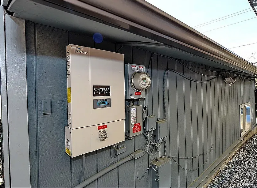 This home is powered by solar energy!! Reducing your electric bill and carbon footprint. - 4845 Delridge Way SW #C