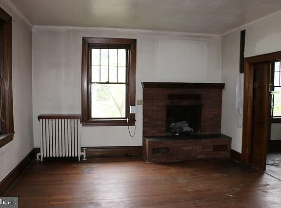 4th image of 859 Dewey Ave