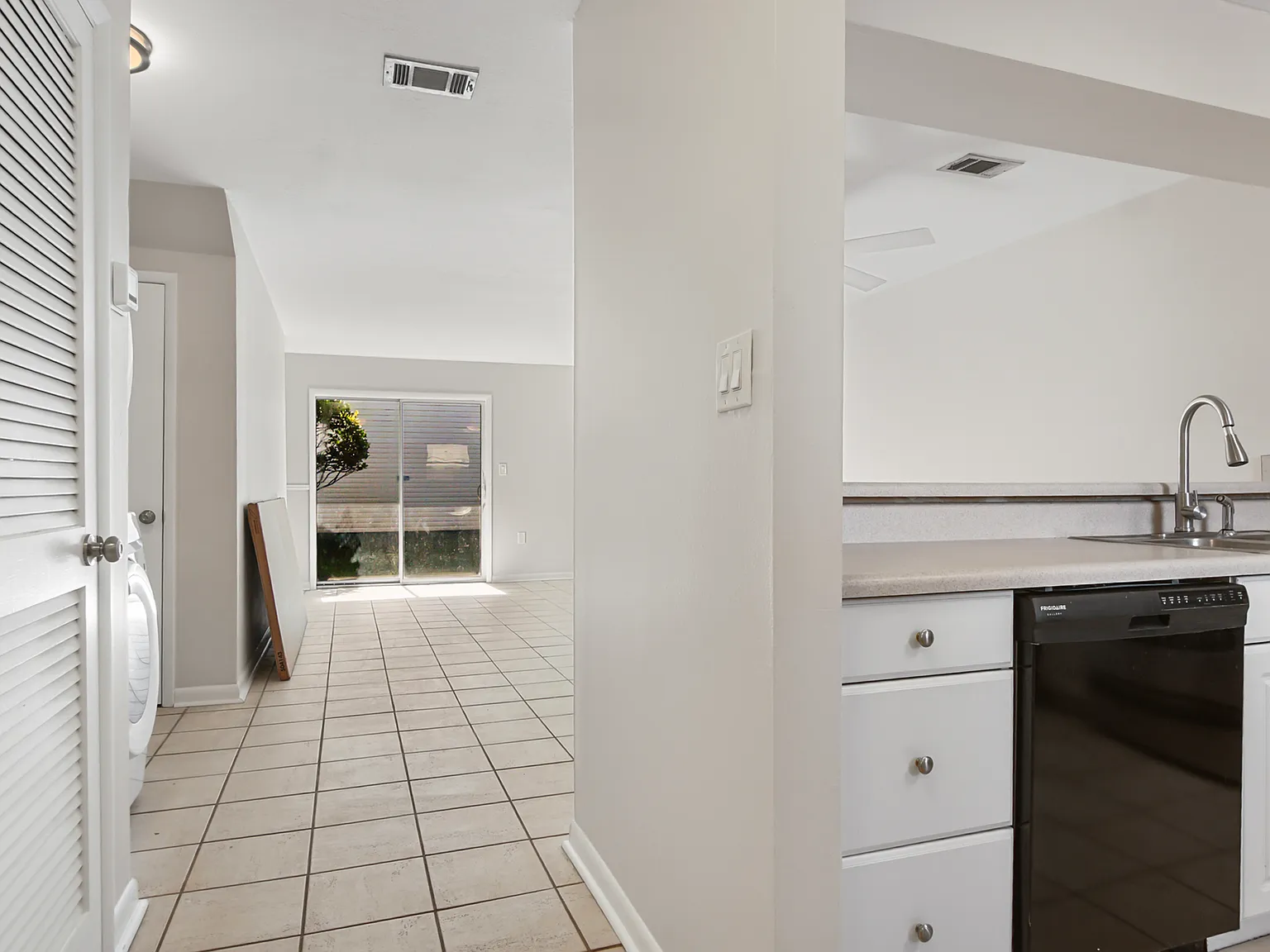 2 bed, 2.5 bath, 1250 sqft, $2,100 — Photo 2