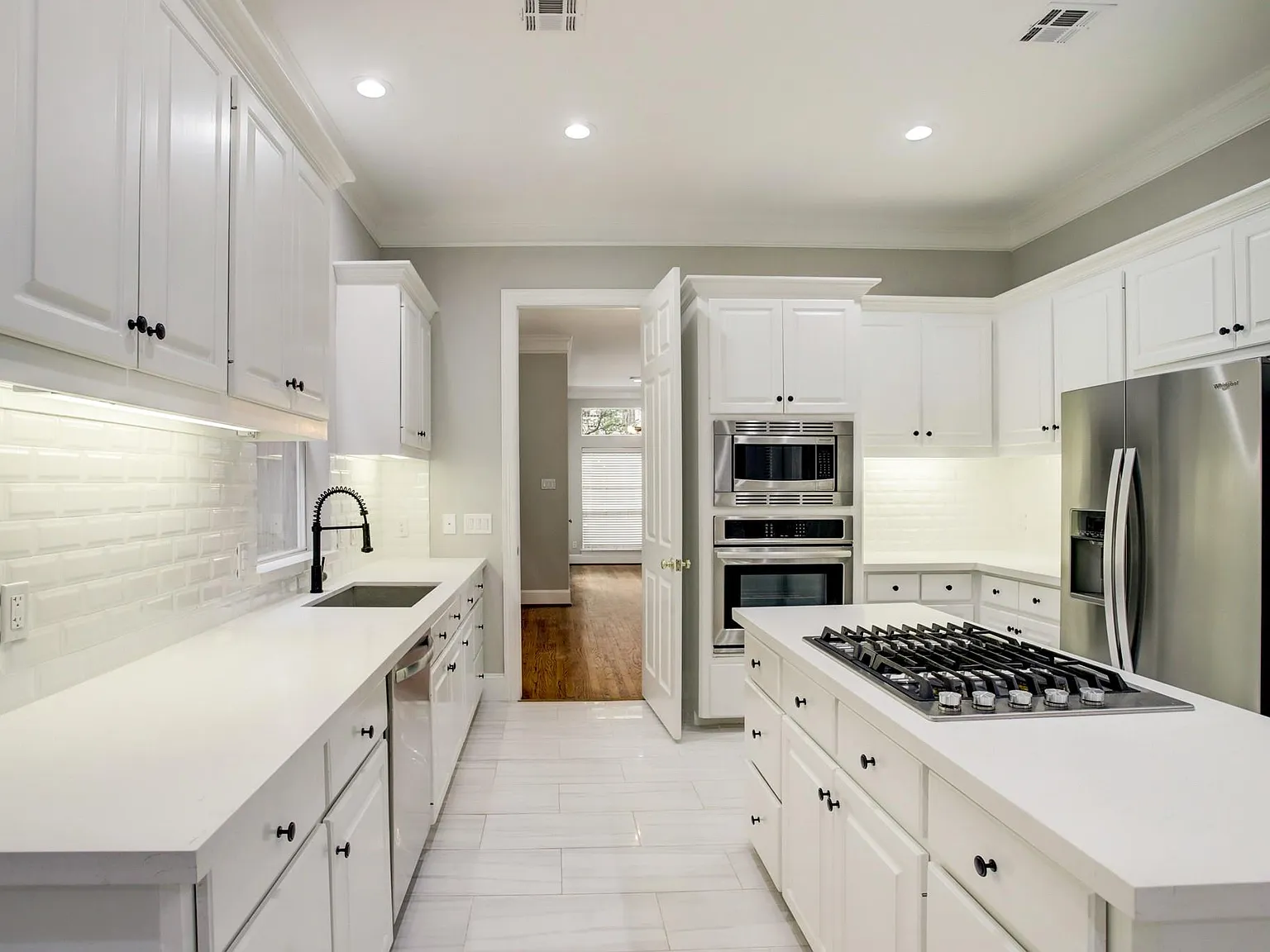 3 bed, 3.5 bath, 2962 sqft, $4,400 — Photo 2