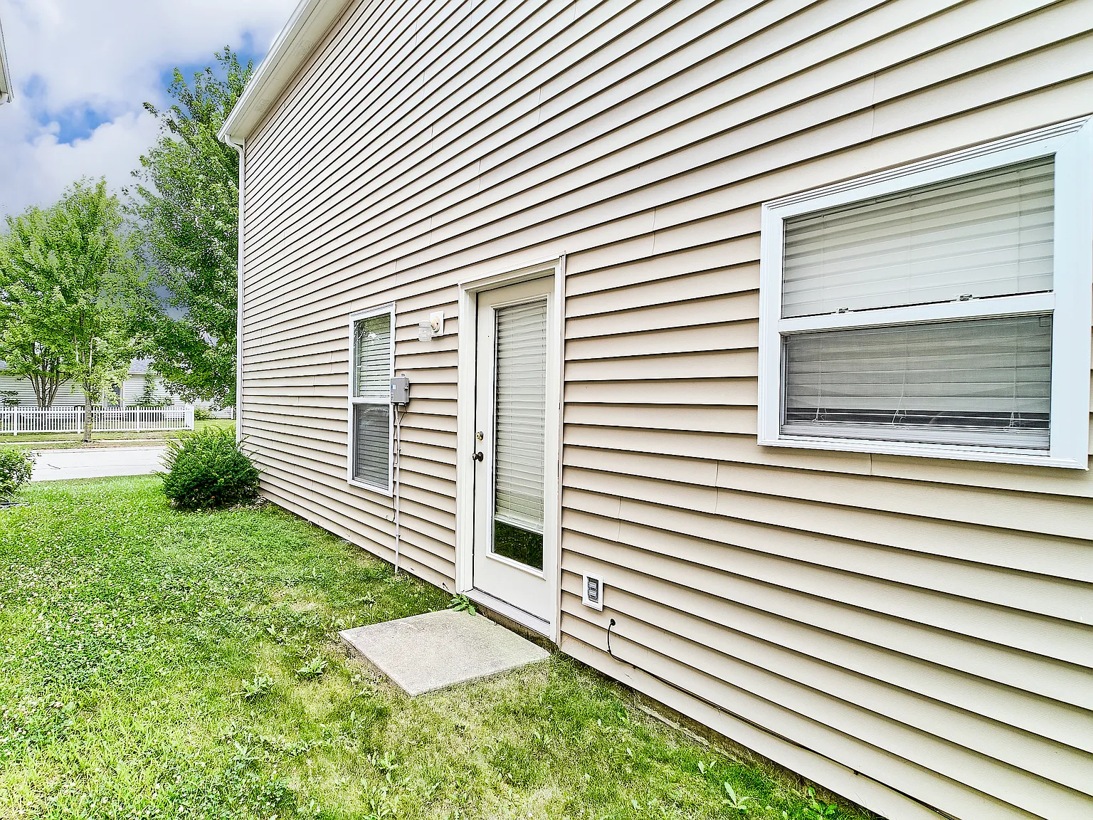 3 bed, 2.5 bath, 1940 sqft, $1,950 — Photo 3