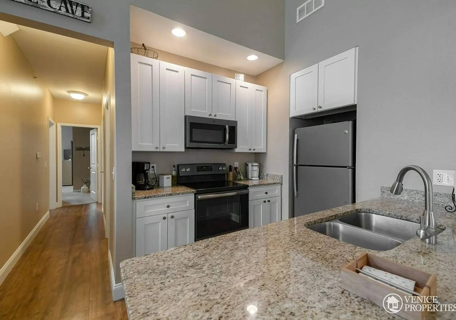 Three Bedroom with Garage near Grandview — Photo 1