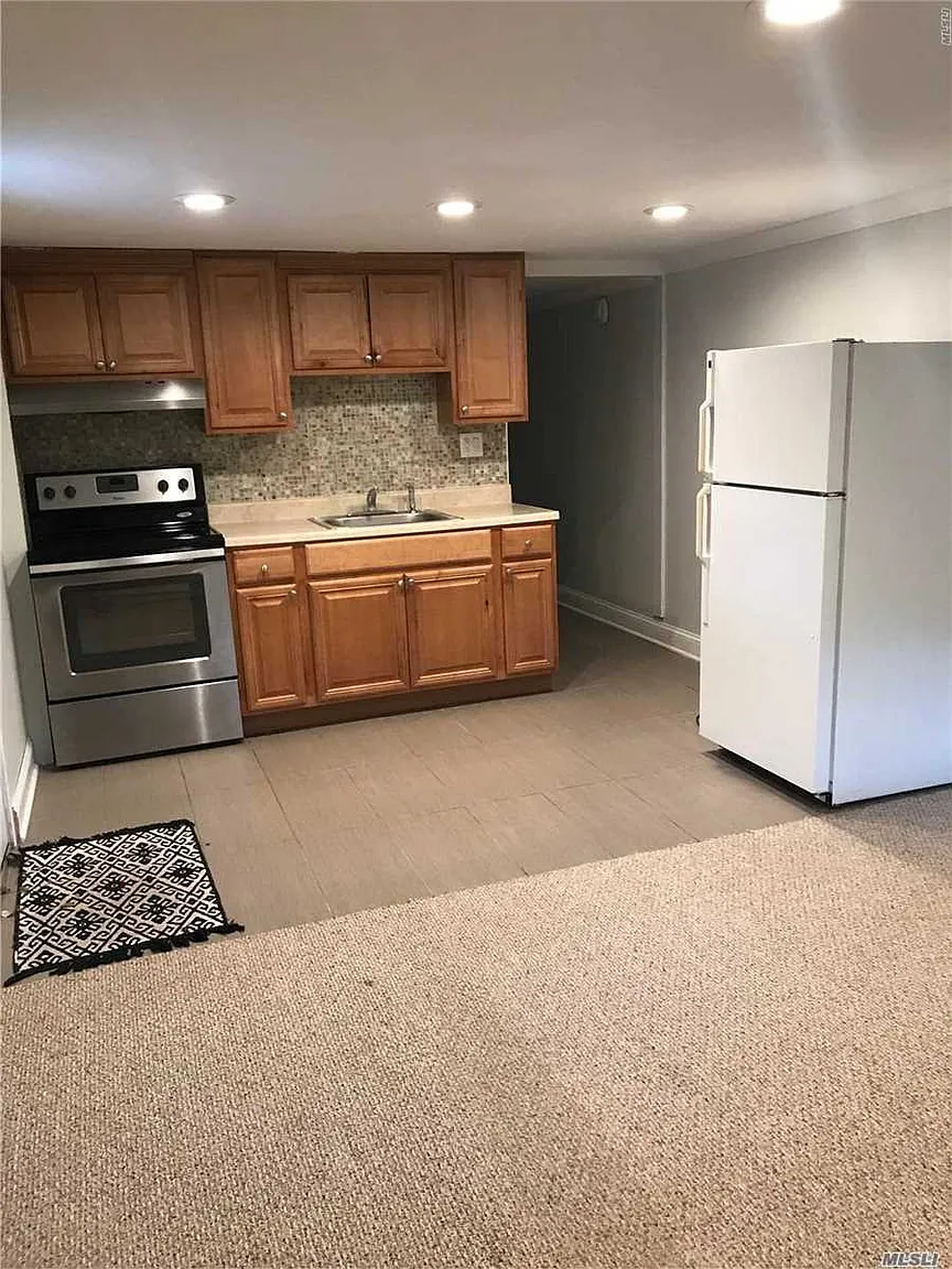 4 Columbus Dr photo 1