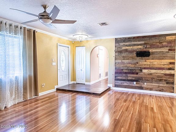 2nd image of 2567 Wright Ave