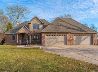 10 Governors Dr, Elkhart, IL 62634