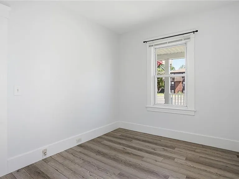 1009 Willett Ave E — Photo 16