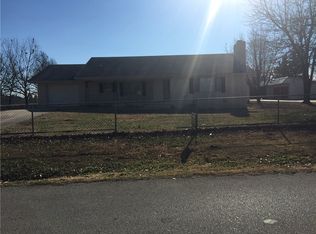 401 W Oaklawn Dr, Springdale, AR 72764