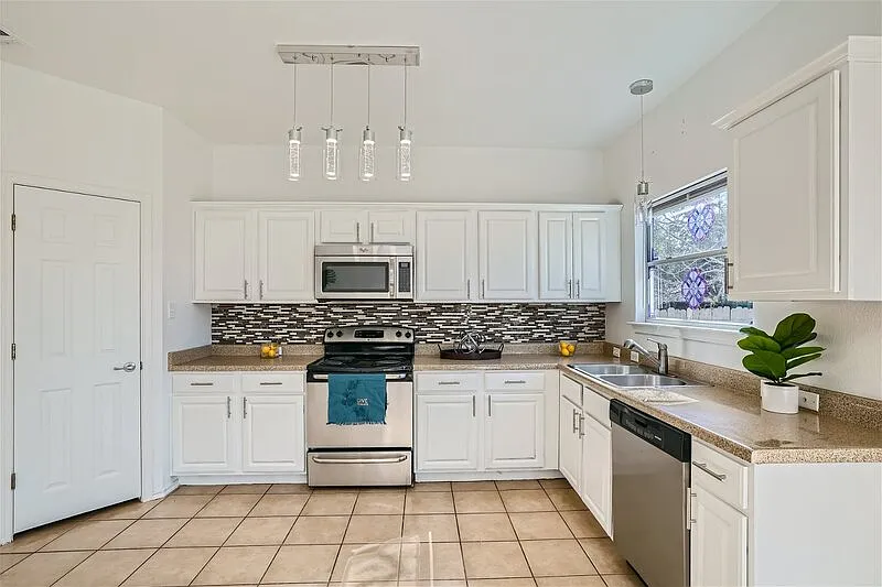 4 bed, 2.5 bath, 2051 sqft, $4,000 — Photo 3