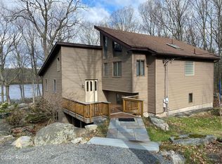 1404 Dewberry Dr, Hawley, PA 18428