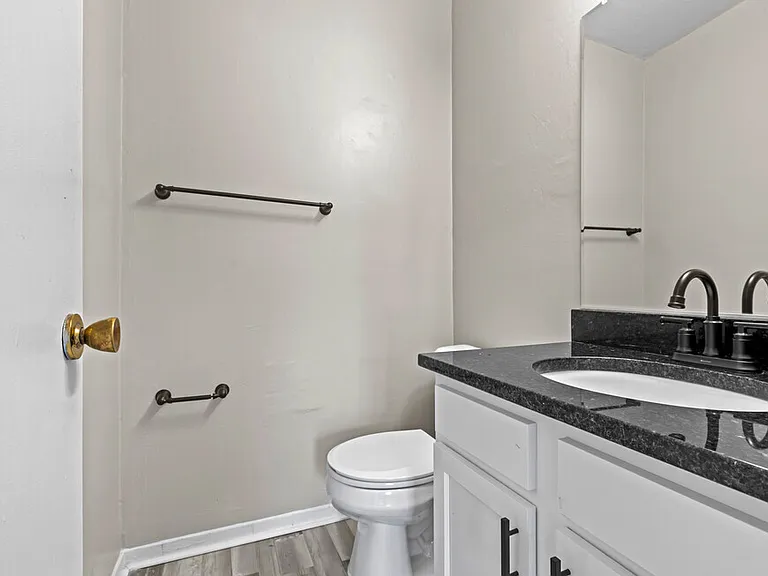 Bayville Apartments — Photo 40
