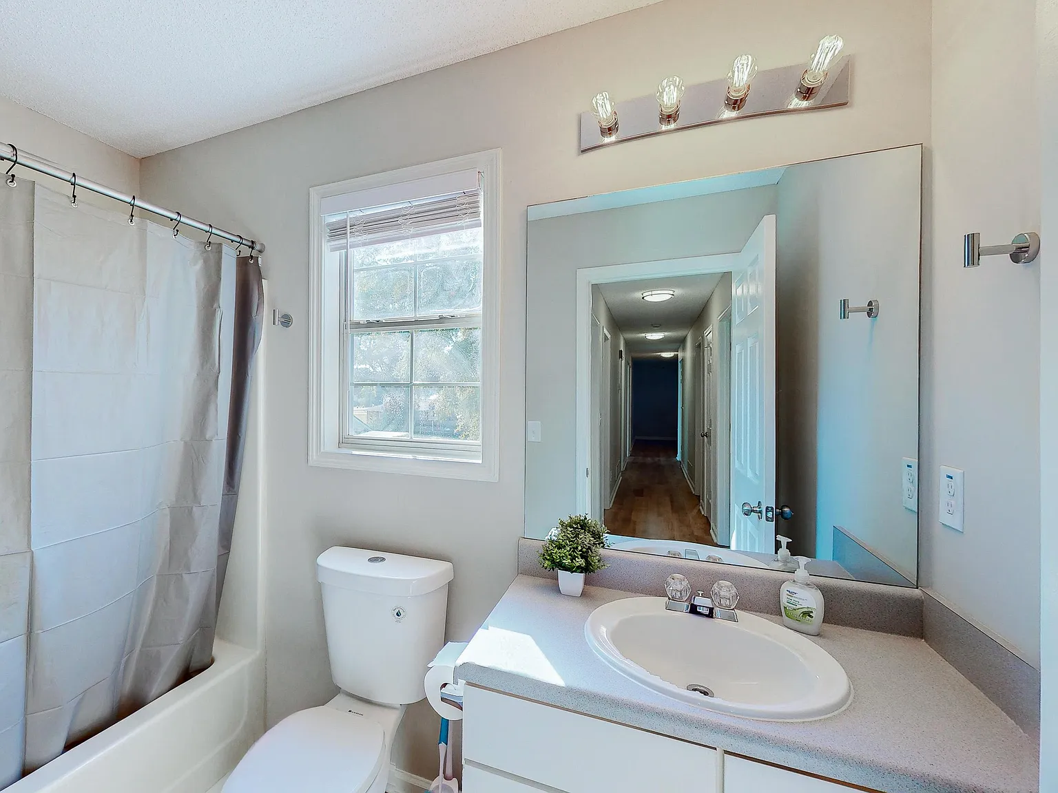 4 bed, 2.0 bath, 1512 sqft, $819 — Photo 3