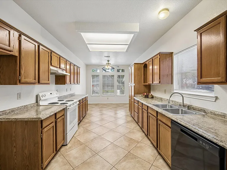1201 Shadowlake Dr — Photo 3