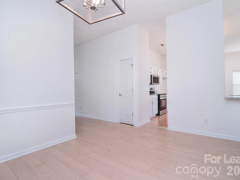 550 Carlisle Dr — Photo 15