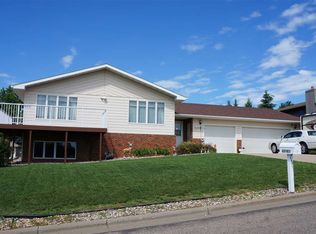 101 27th St NW, Minot, ND 58703