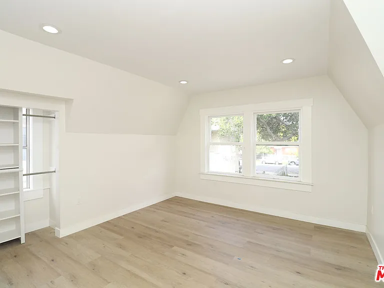 2739 S Budlong Ave — Photo 18