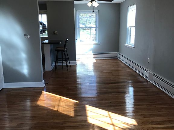 3rd image of 200 Maplewood Dr APT C1