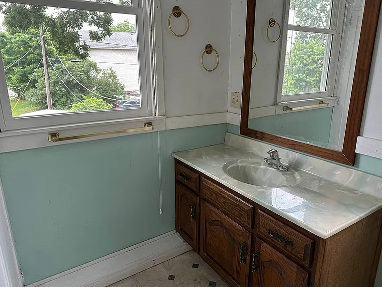 705 E Grand Ave — Photo 7