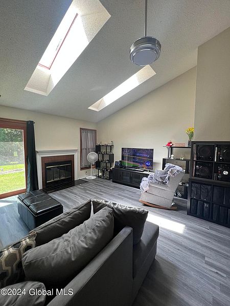 5th image of 75 Westchester Drive
