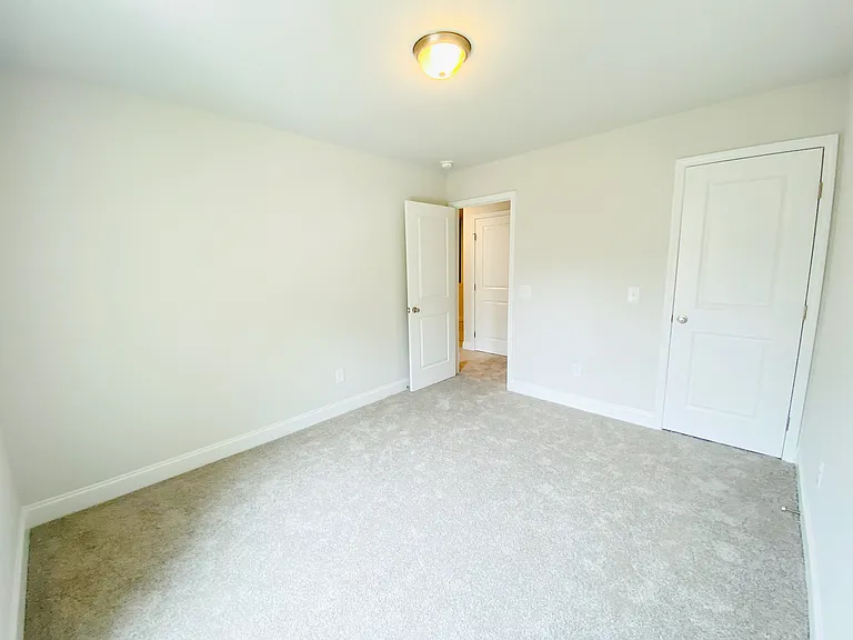 1095 N Village Dr — Photo 17