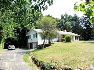 800 Hillside Ct, Lowell, MI 49331