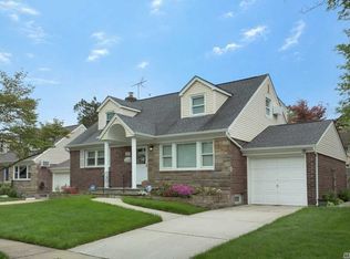 143 Aster Dr, New Hyde Park, NY 11040