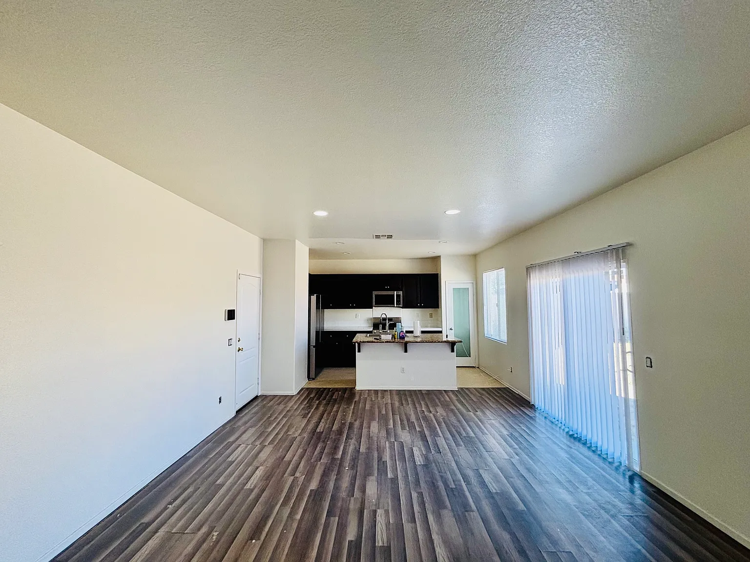 5 bed, 1897 sqft, $3,099 — Photo 3