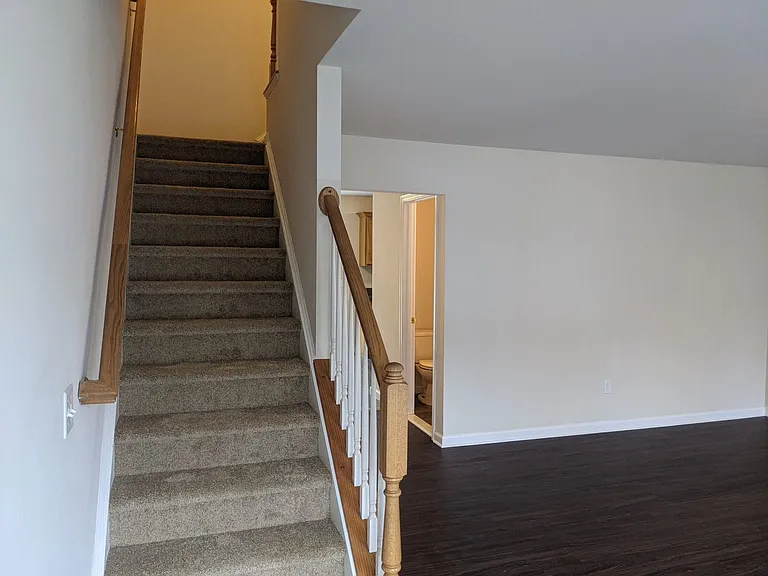 225 Crown Ct — Photo 31