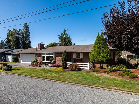 There is a lot of parking along the front of the home and lot.>